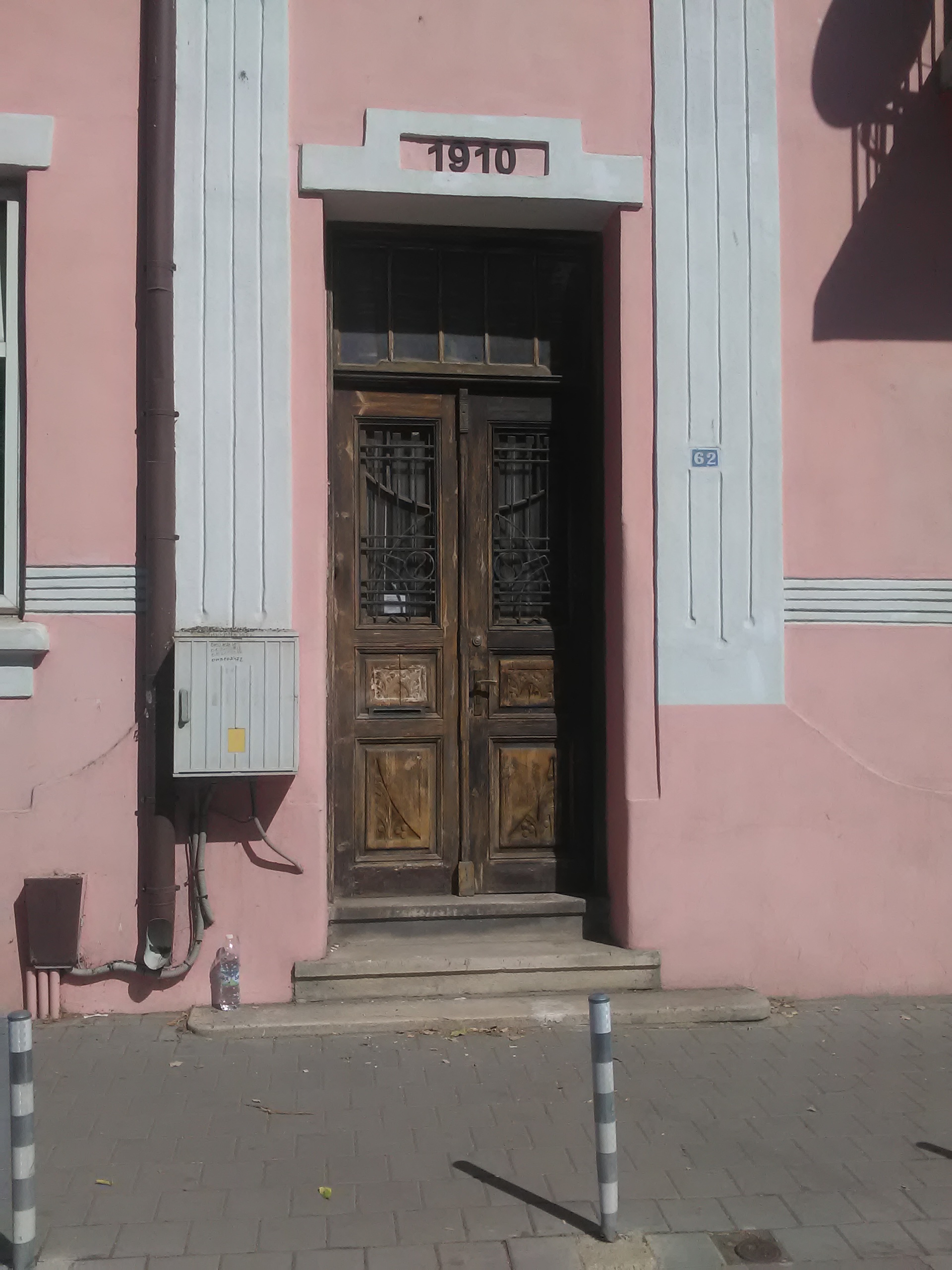 Реставрация на входна врата.